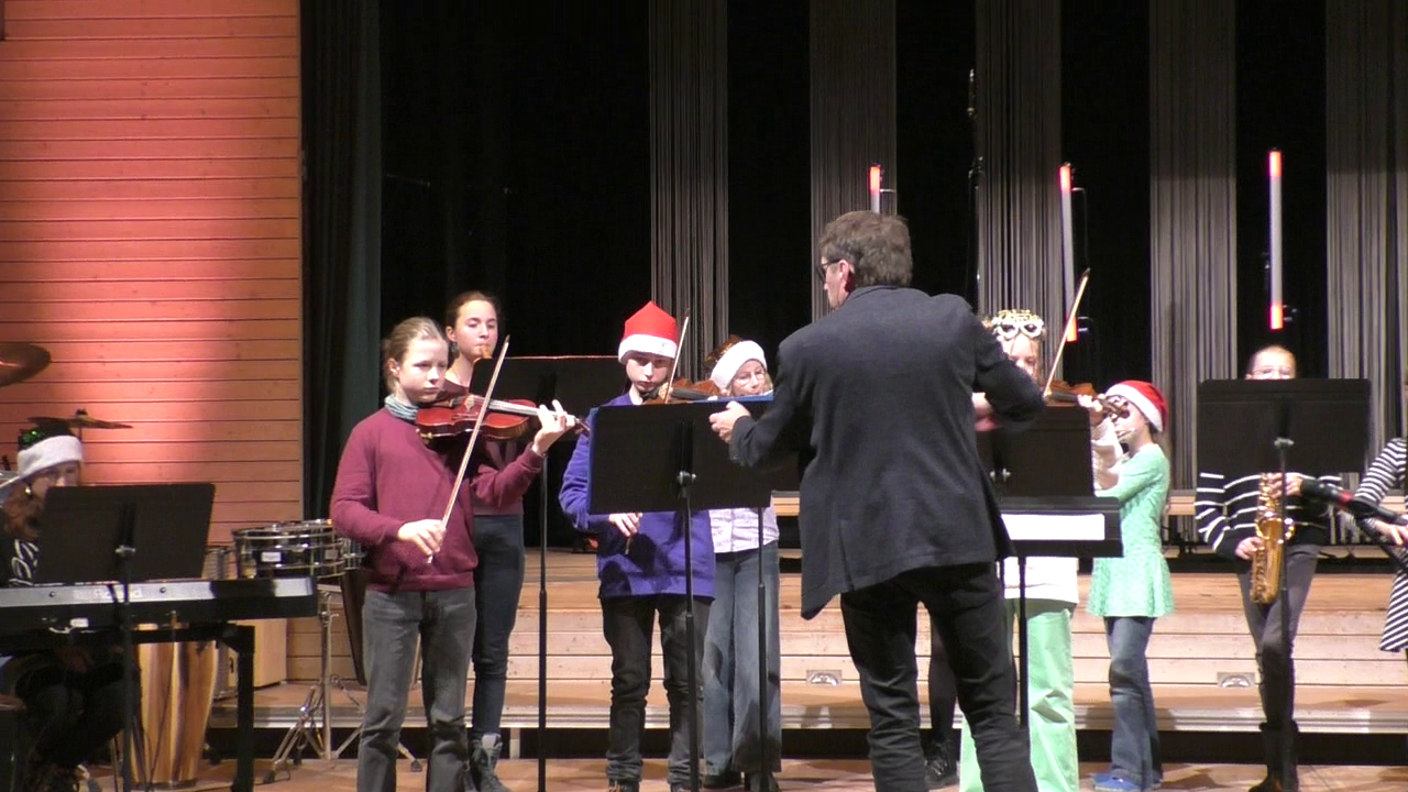 Das Juniororchester beim Adventskonzert