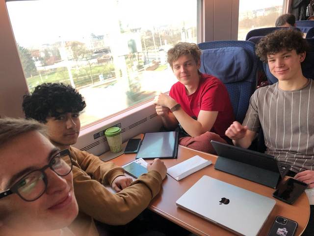 Vorbereitung auf den Wettbewerb im Zug nach Heidelberg Vorbereitung auf den Wettbewerb im Zug nach Heidelberg